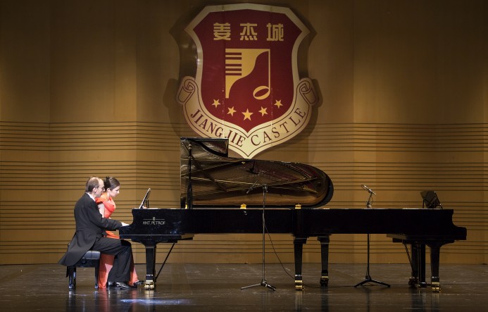 Jana Chaudhuri a Igor Ardašev playing the special piece arranged by Debashish Chauduri for this event.